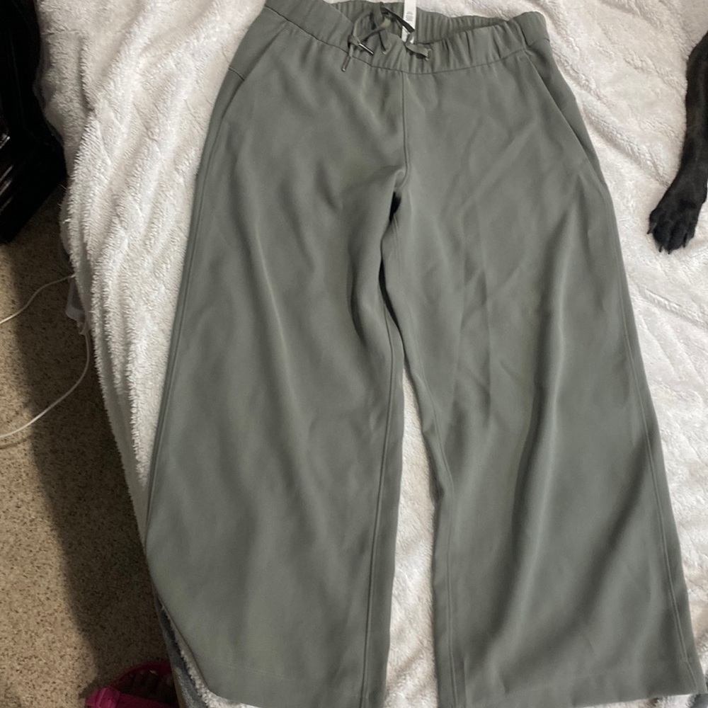 Gray Sage woven Lululemon, cropped, wide leg on the fly trousers!